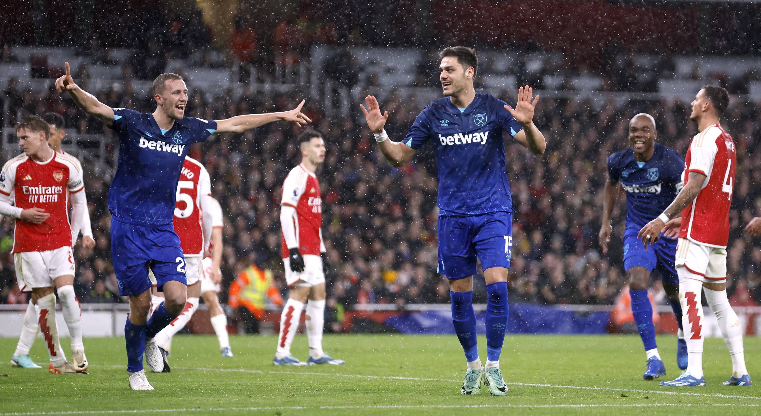 官方：大阪樱花与主帅帕帕斯续约至26／27赛季结束